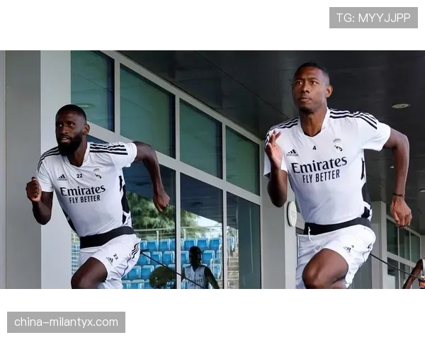 与上季相比，长传接管中场节奏的阿拉巴更像组织中卫