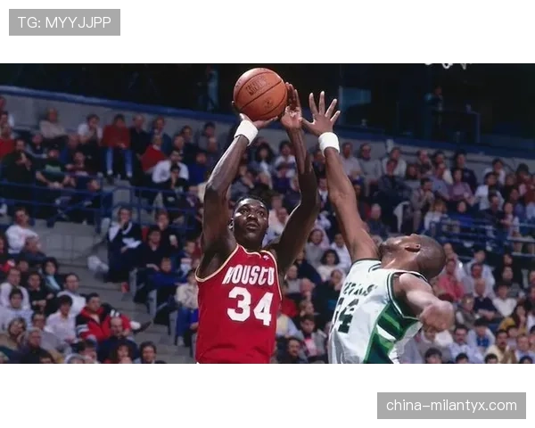 奥拉朱旺低位单打效率碾压同位置，防守影响力重塑内线格局