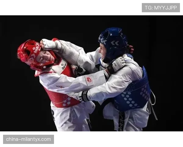 判罚争议解读：进攻犯规如何在关键时刻影响比赛胜负？